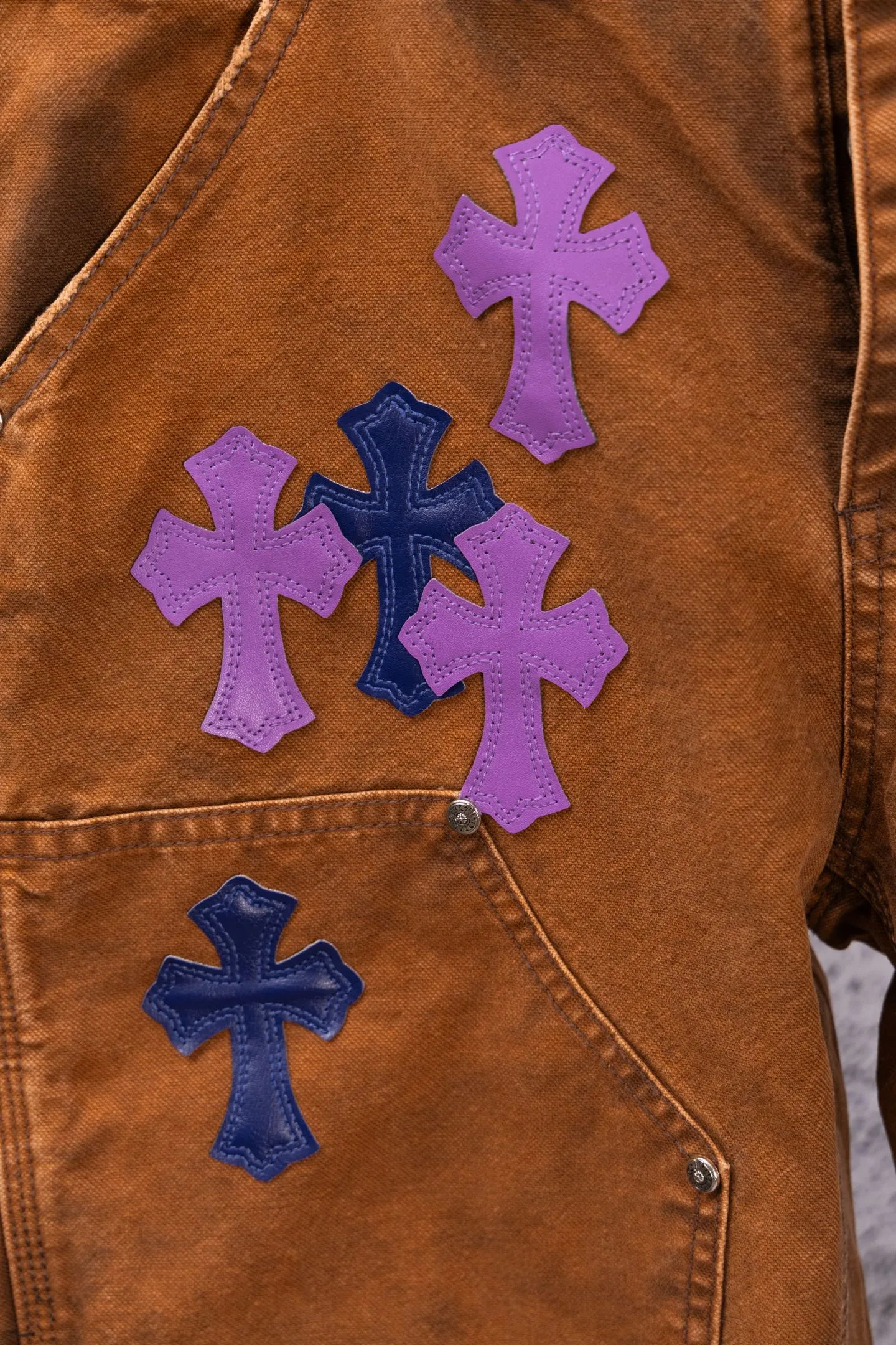 P290 Chromehearts Limited Edition Ox King Blue Purple Cross Patch Leather Brown Jeans Workwear Logging Pants. The counter price is 34W level. The patchwork cross pattern is embellished and the jeans are washed! ! An absolutely high-end luxury product, a 1.9W-level god-level single product, a super popular product, made by top heavy industry, a magic weapon that cannot be missed! [About Zangyin] This is an extremely luxurious fashion brand that can also be called the aristocracy of the high street. It has always been an exclusive brand for some hipsters or rich second generations. Compared with ordinary high streets, it is more luxurious and noble. Compared with luxury brands, it is more fashionable and individual. It has always been a brand that I have a special liking for. [Top heavy industry fashion design] Consistently high-street luxury style. Speaking of this style, the Zangyin family and GU family are definitely the leading representative brands. Especially the Zangyin family has really achieved a state-of-the-art effect in creating high-street style. The unique washed material is used to create this style. The color system is already quite eye-catching. After it is decorated with patchwork cross flowers, it cleverly highlights the charm of the brand. Secondly, this style uses classic The high-waist cutting design highlights the long legs and fashionable temperament of the upper body. The brand is highly recognizable and the slim fit configuration is more suitable for daily wear. It is a product that interprets personality, fashion, and specifications at a glance. This single product is enough to make any fan excited. It can be a white T-shirt for a youthful college style, or a tight suspender for a royal style. It has strong matching ability and can be easily controlled by men.  [Materials and craftsmanship] Needless to say, this point goes without saying. As an excellent craftsman brand, Zangyin’s requirements for details and craftsmanship are really perfect. The washed color of this model has gone through so many processes, not to mention the embellishment of denim appliques. It is also purely hand-made and sewn. Just like what they believe in, only hand-made things have soul and have the meaning of wear. A top-notch heavy-duty fashionable denim item, I look forward to your perfect interpretation! !  Color: Picture color Size: 28-36